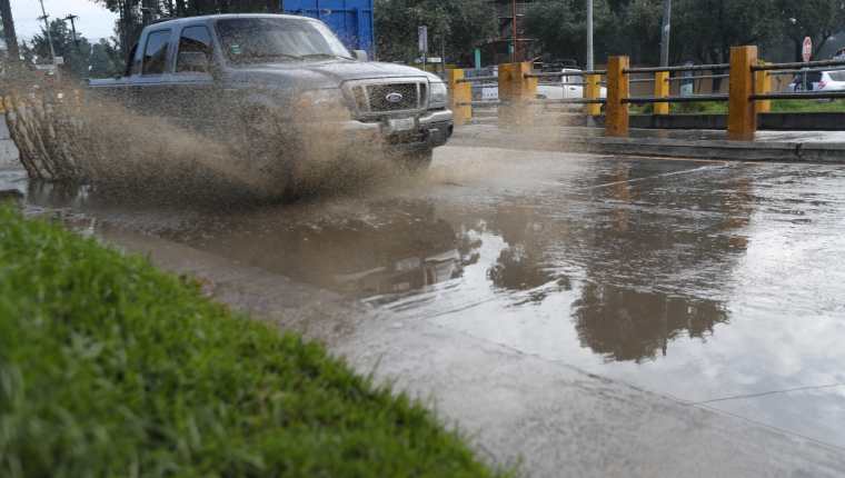 La lluvia del fin de semana provocó acumulación de agua en el viaducto de Avenida Las Américas. (Foto Prensa Libre: María Longo) 
