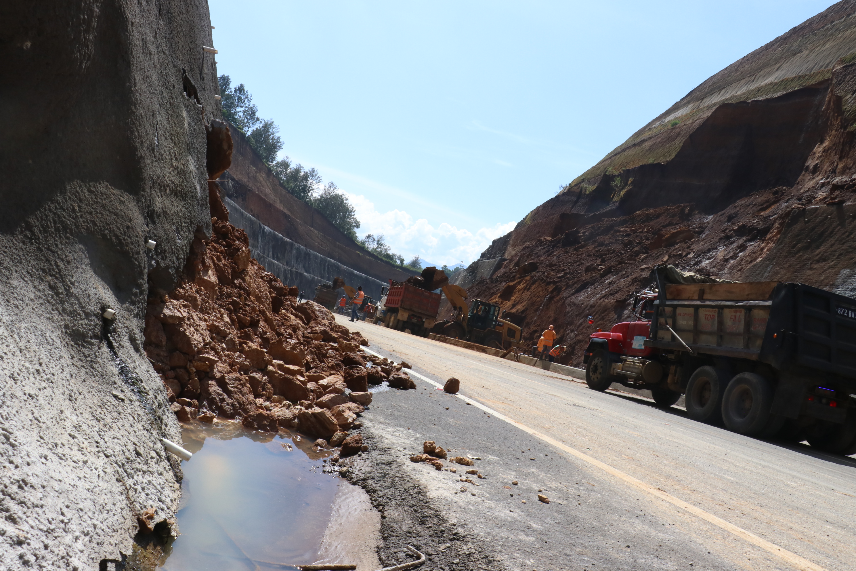 Área donde ocurrieron los derrumbes en el libramiento de Chimaltenango. (Foto Prensa Libre: Hemeroteca).