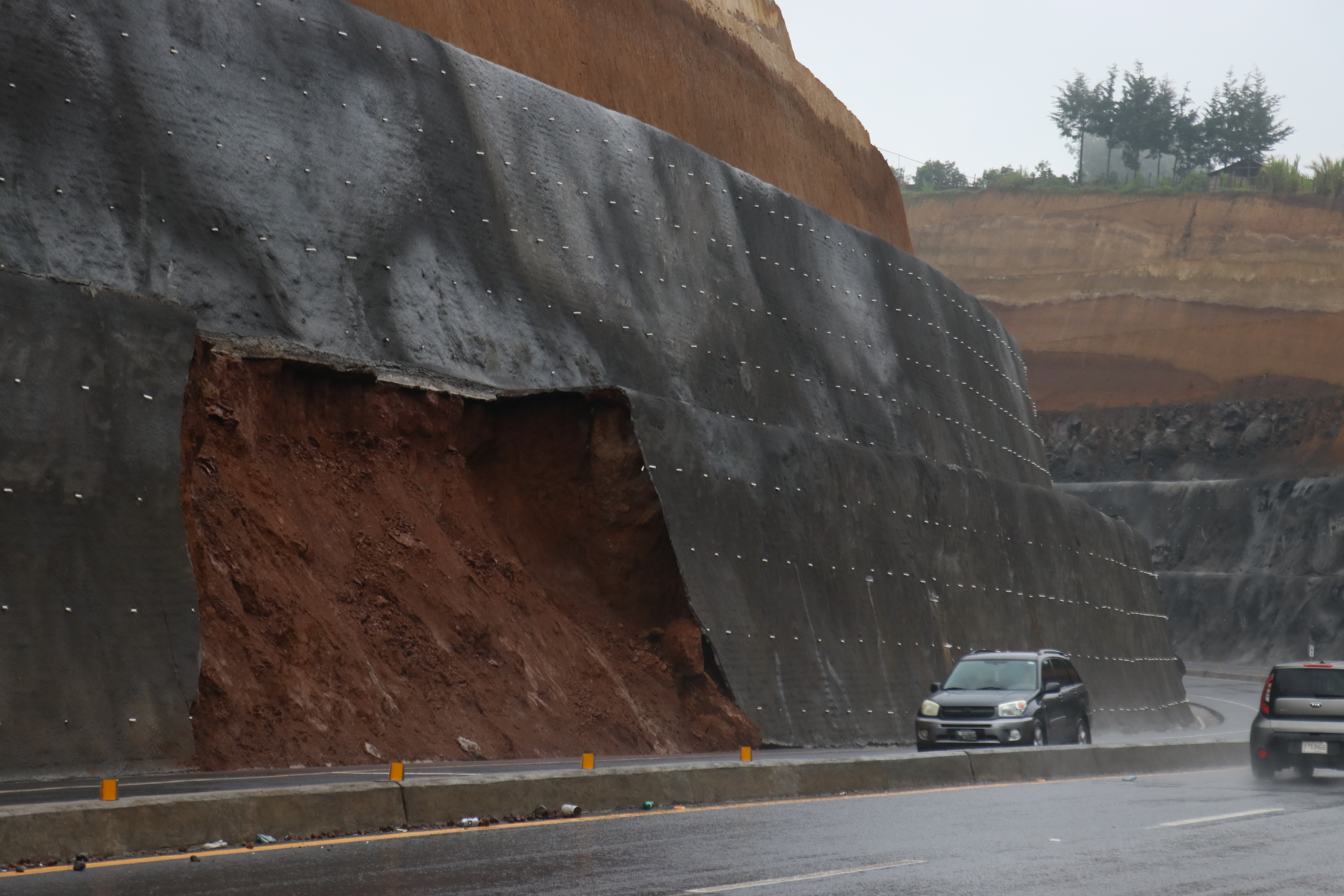 Daños en el libramiento de Chimaltenango. (Foto Prensa Libre: Víctor Chamalé)