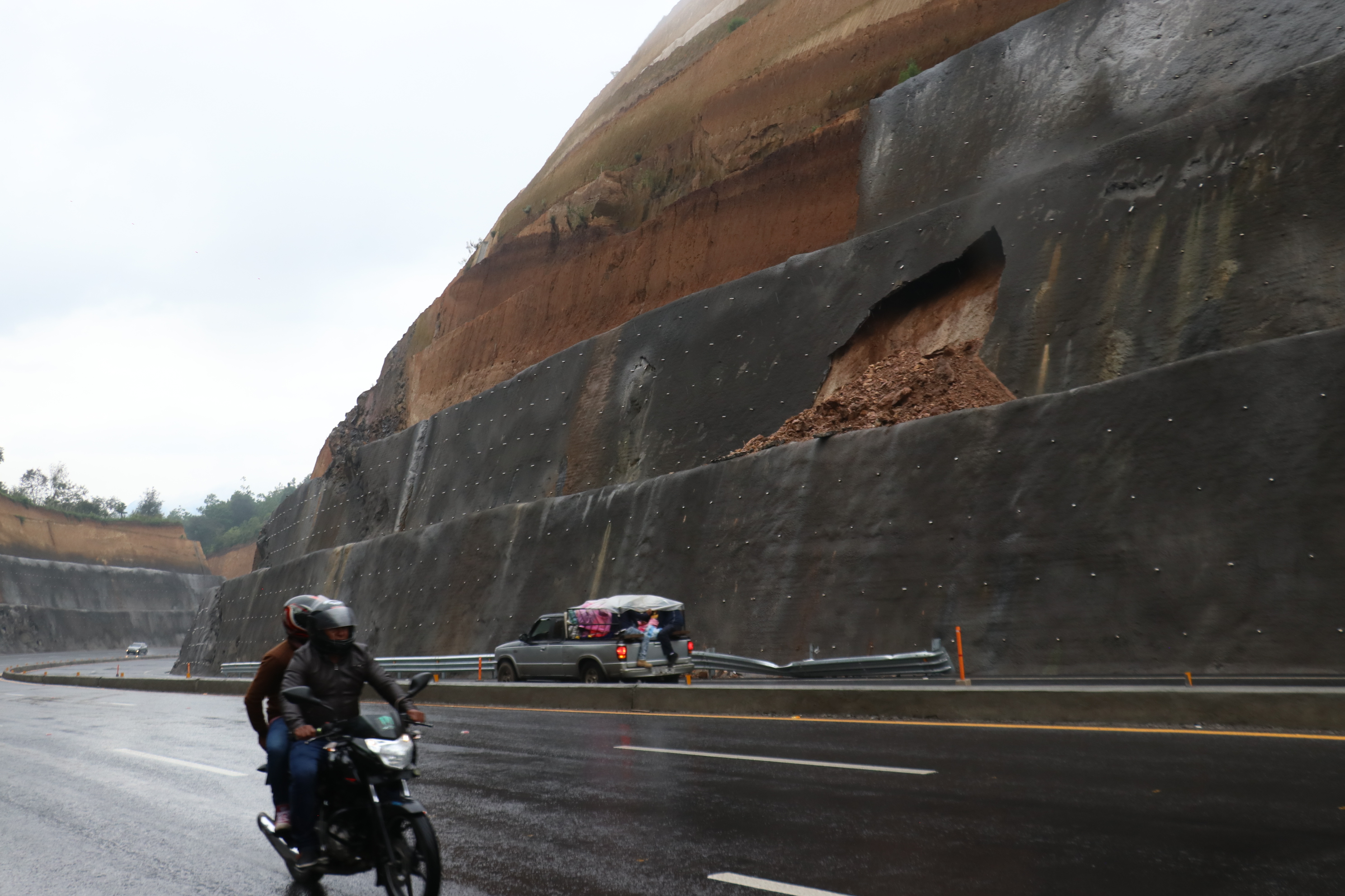 Automovilistas reportaron los daños este domingo 22 de septiembre.(Foto Prensa Libre: Víctor Chamalé)