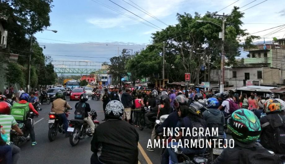 Vecinos impiden paso de vehículos en la colonia El Limón, zona 18. (Foto Prensa Libre: Amílcar Montejo). 