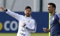 Argentina's forward Lionel Messi (L) gestures next to assistant coach Lionel Scaloni during a training session at the team's base camp in Bronnitsy, near Moscow, on June 11, 2018, ahead of the Russia 2018 World Cup football tournament. - Argentina's coach Lionel Scaloni called up Lionel Messi to be back in the Argentinian squad ahead of friendly football matches in preparation for the Copa America, to be held in Brazil on June and July 2019. (Photo by JUAN MABROMATA / AFP)