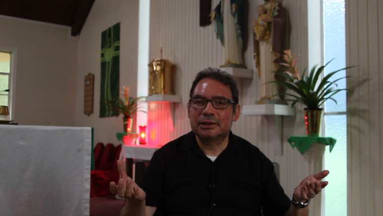 El sacerdote guatemalteco Roberto Mena, párroco de la iglesia San Miguel, en Forest, Misisipi, otra de las ciudades fuertemente golpeadas por las redadas de migrantes. (Foto Prensa Libre: Sergio Morales)