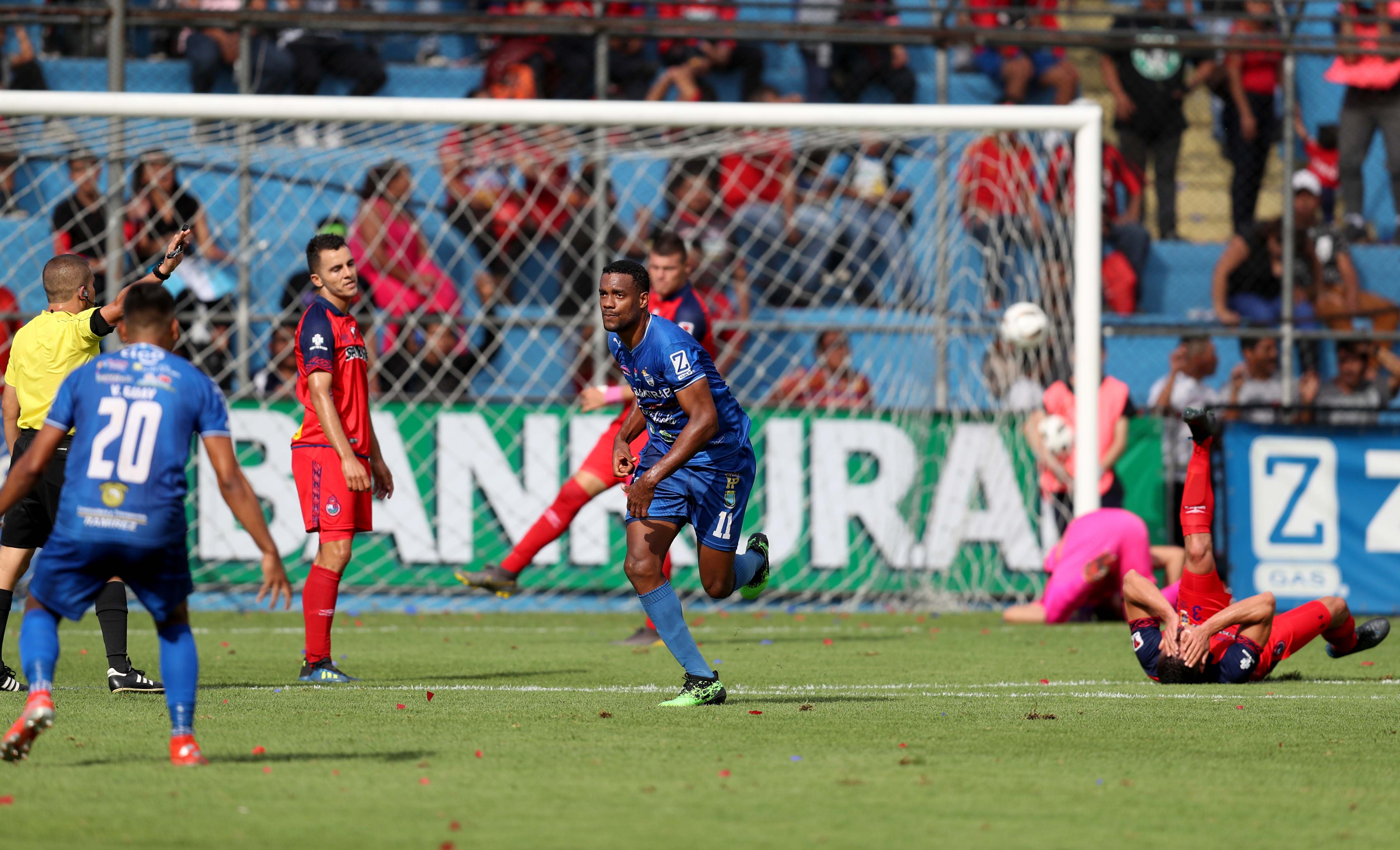 Mitchell (de azul al centro) anotó un golazo en el juego contra Municipal el sábado pasado, en el estadio de El Trébol. (Foto Prensa Libre: Carlos Vicente)