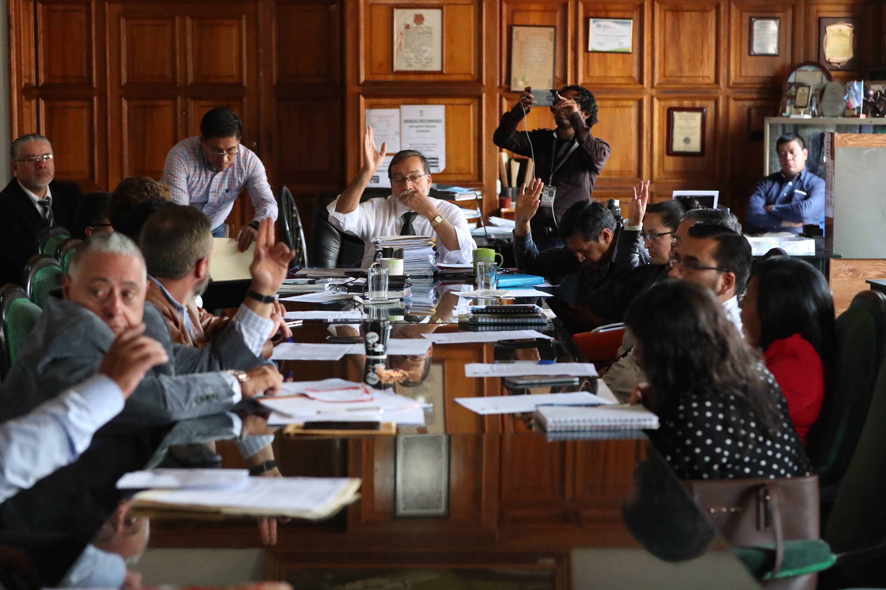 Nueve integrantes del Concejo votaron a favor de comprar los camiones y cinco concejales votaron en contra. (Foto Prensa Libre: Mynor Toc) 