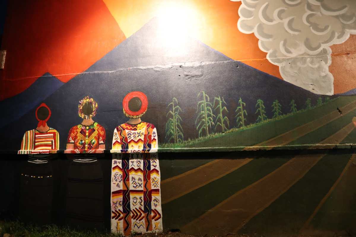 Mural destaca elementos positivos de tres pueblos