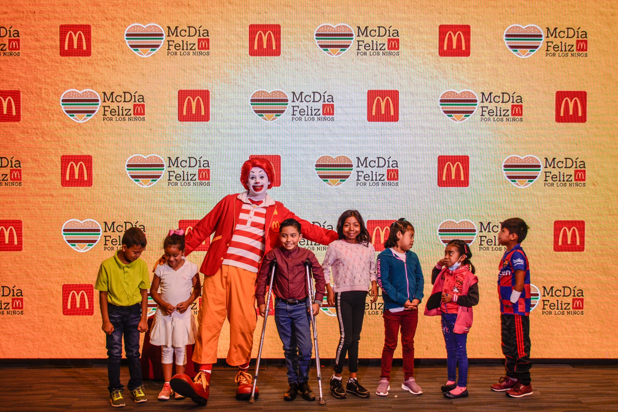 La venta tradicional del Big Mac durante el McDía Feliz ha logrado apoyar a la niñez en diferentes organizaciones.  (Foto Prensa Libre: McDonalds Guatemala)