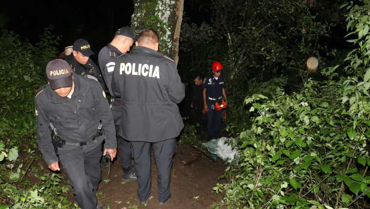 Bomberos, agentes de la PNC y vecinos participaron en la búsqueda de Juana Leticia Pirir Pablo, de 34 años, y su hijo, Carlos Pirir Tubac, 12. (Foto Prensa Libre: Víctor Chamalé) 