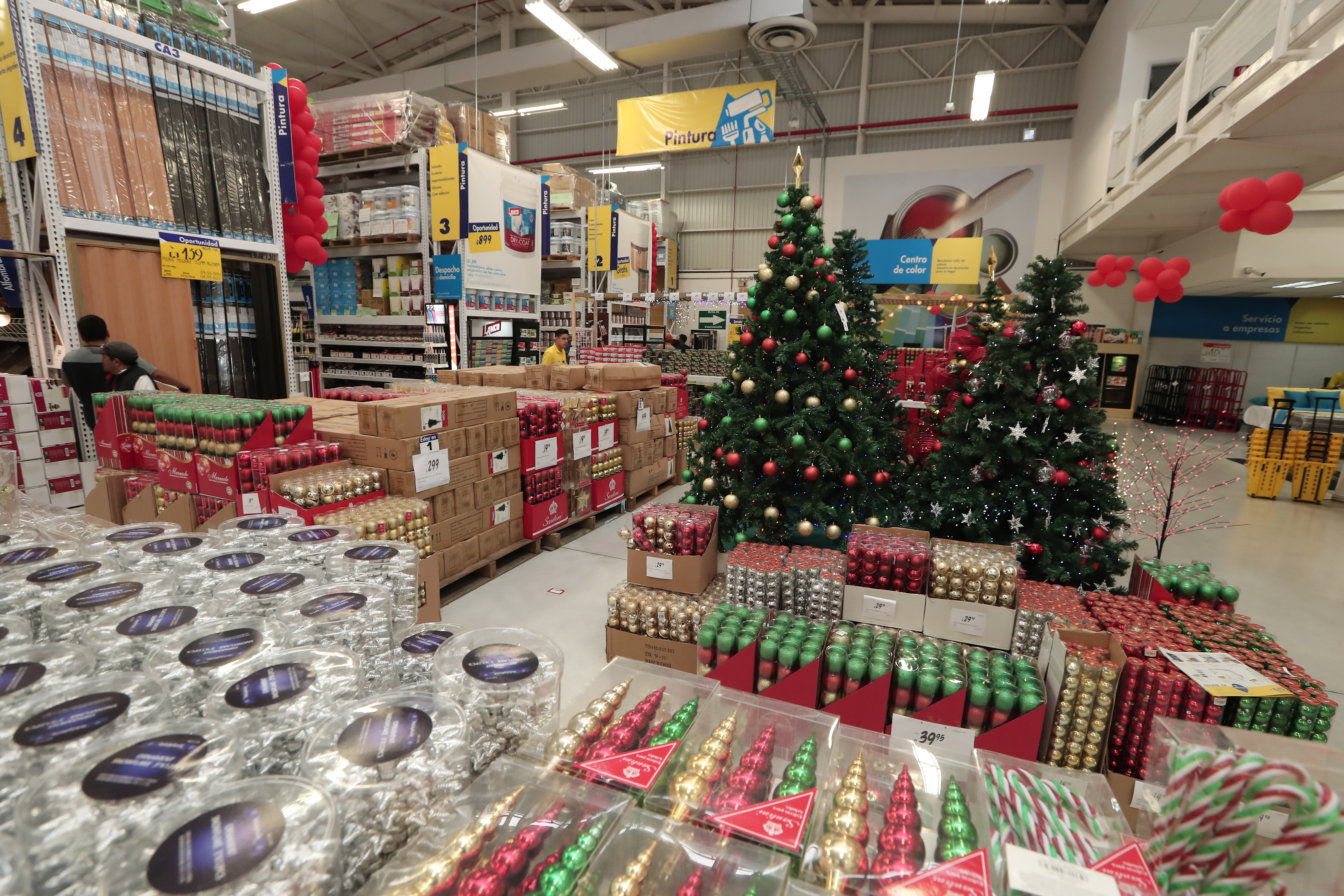 El comercio y el consumo de bienes se incrementa en el último trimestre del año y las empresas ya empiezan con el abastecimiento de los productos que se van a ofertar, en especial, juguetes, vestuario, electrodomésticos. (Foto Prensa Libre: Juan Diego González)