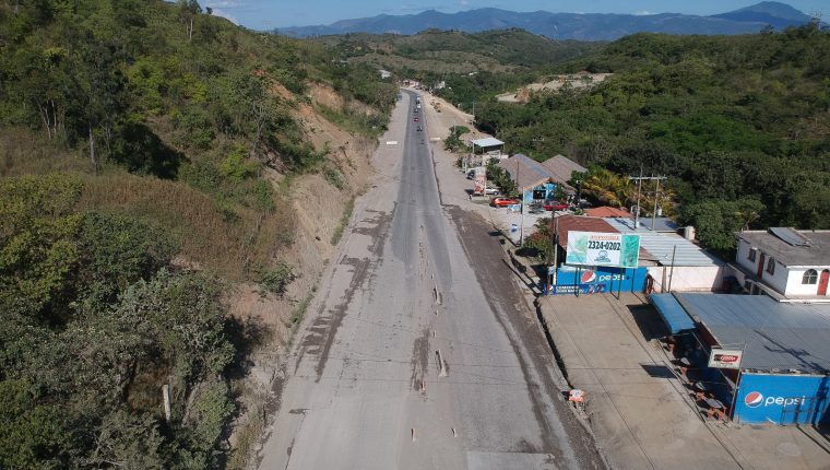 Trabajos inconclusos en el kilÃ³metro 58.3 de la ruta al AtlÃ¡ntico, ampliaciÃ³n de dos carriles se encuentra pendiente, lo que causa grandes filas de vehÃ­culos. (Foto Prensa Libre: Carlos HernÃ¡ndez)
07/09/2019
