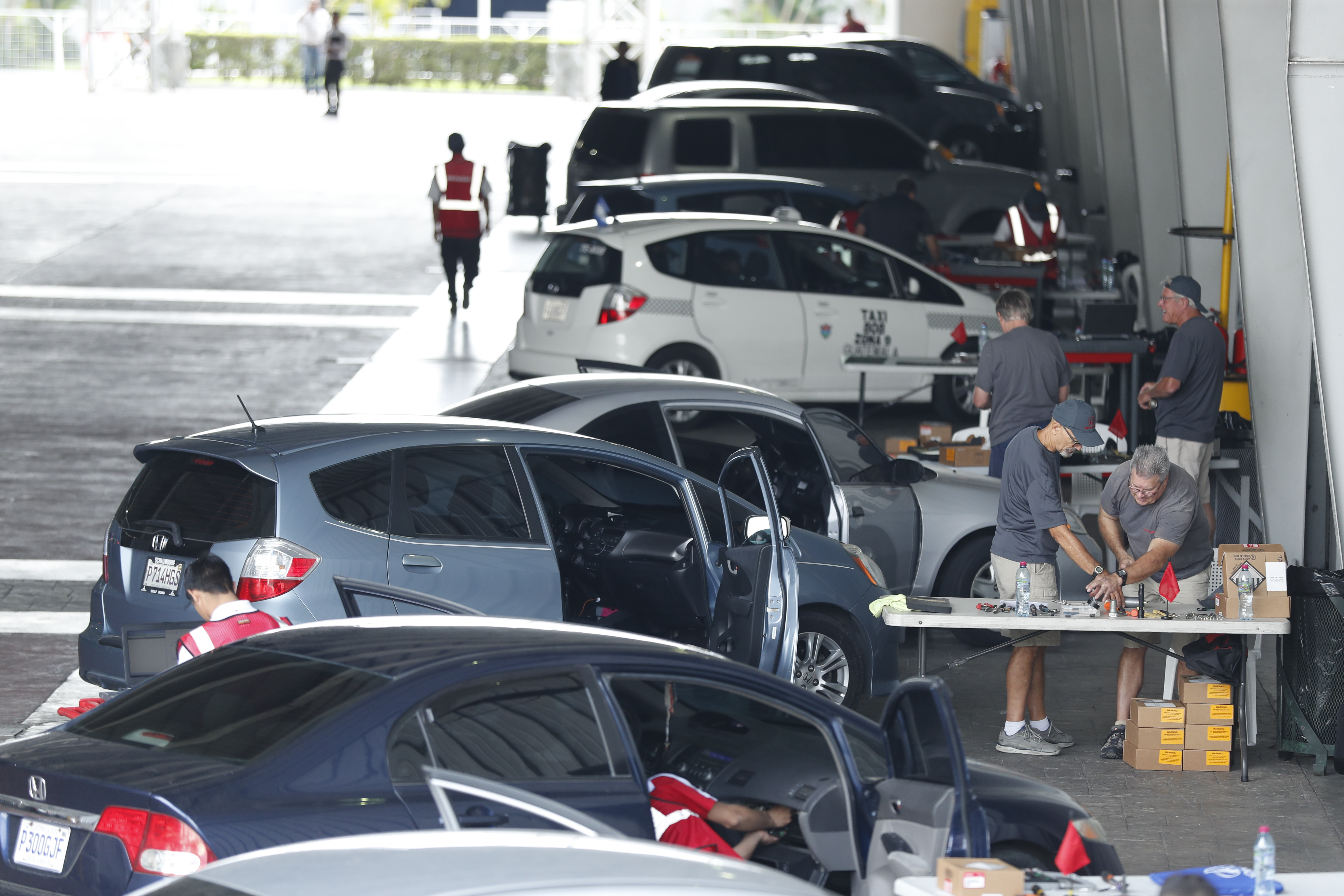 Cientos de automóviles son llevados al Parque de la Industria donde se efectúa el cambio de infladores de bolsa de aire de unidades Honda y Acura. (Foto, Prensa Libre: Esbin García).