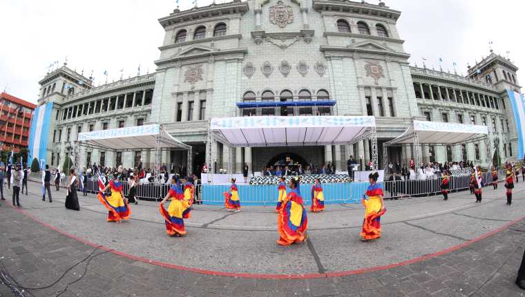 Banderas, trajes y mucho colorido, sobresale en el desfile de la independencia de Guatemala. Fotografía Prensa Libre: Erick Avila 