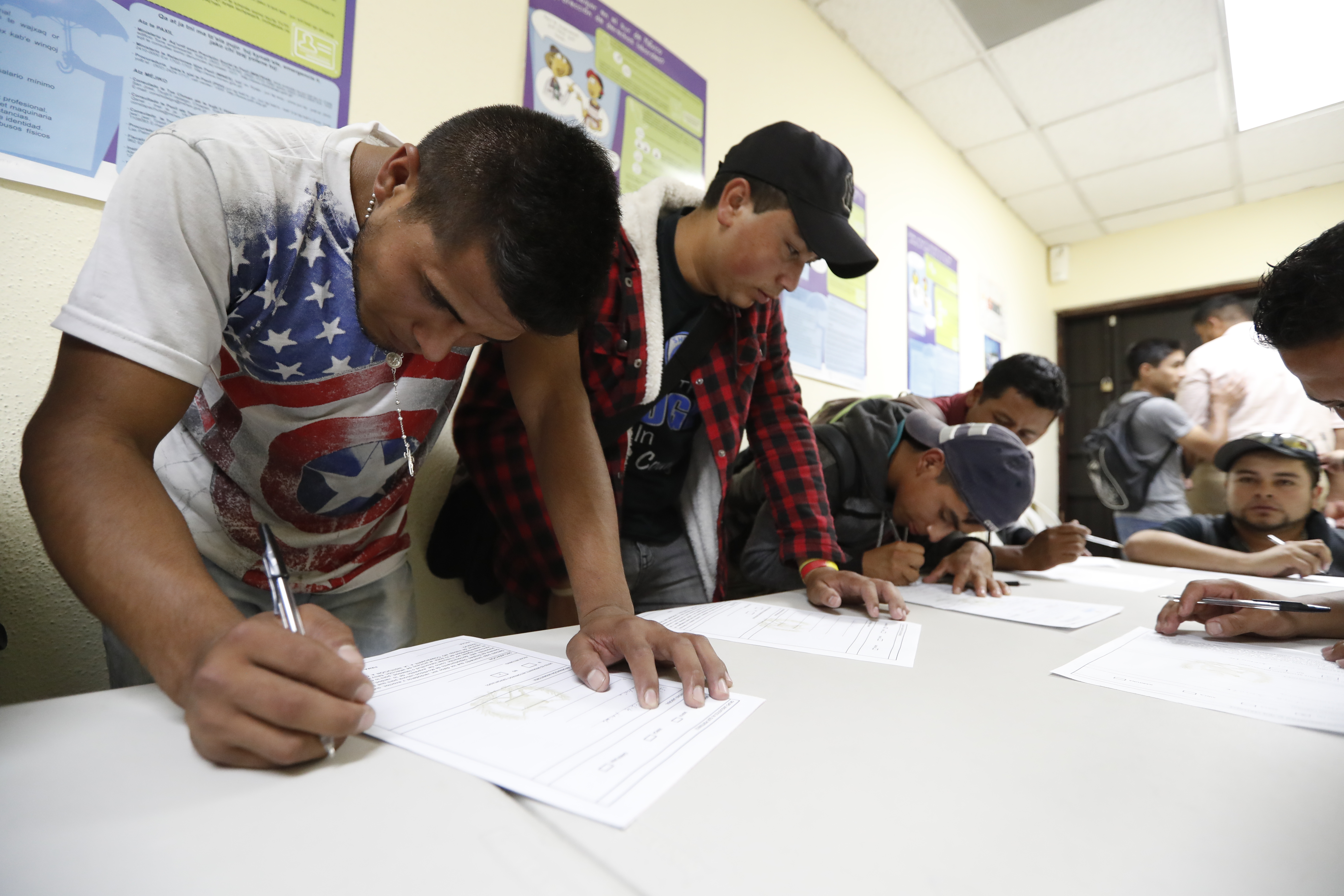 La mayoría de candidatos que están llenando el formulario de inscripción para el Programa de Migración Laboral son hombres entre 18 y 30 años con experiencia en el sector agrícola. (Foto Prensa Libre: Esbin García)