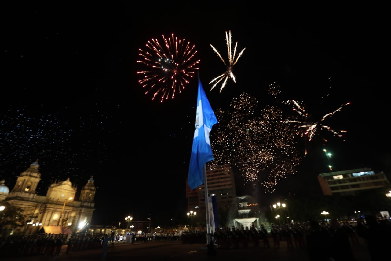 Fuegos artificiales se observan en la Plaza Central, por las fiestas de independencia. Fotografía Prensa Libre: Érick Ávila.