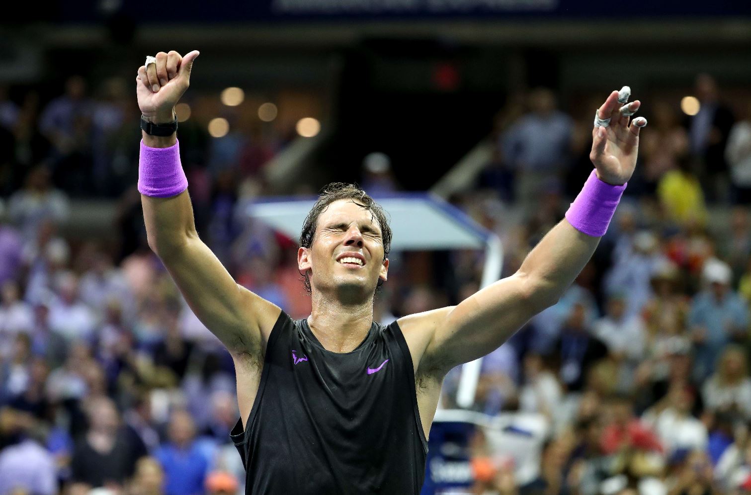 Rafael Nadal festeja después de haber vencido al ruso Daniil Medvedev, en la final del US Open. (Foto Prensa Libre: AFP).
