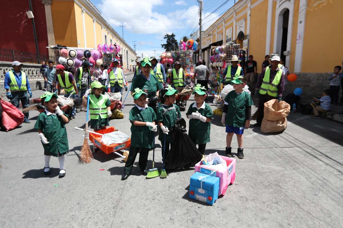Los niños se unieron a los encargados de recolectar la basura. (Foto Prensa Libre: María Longo) 