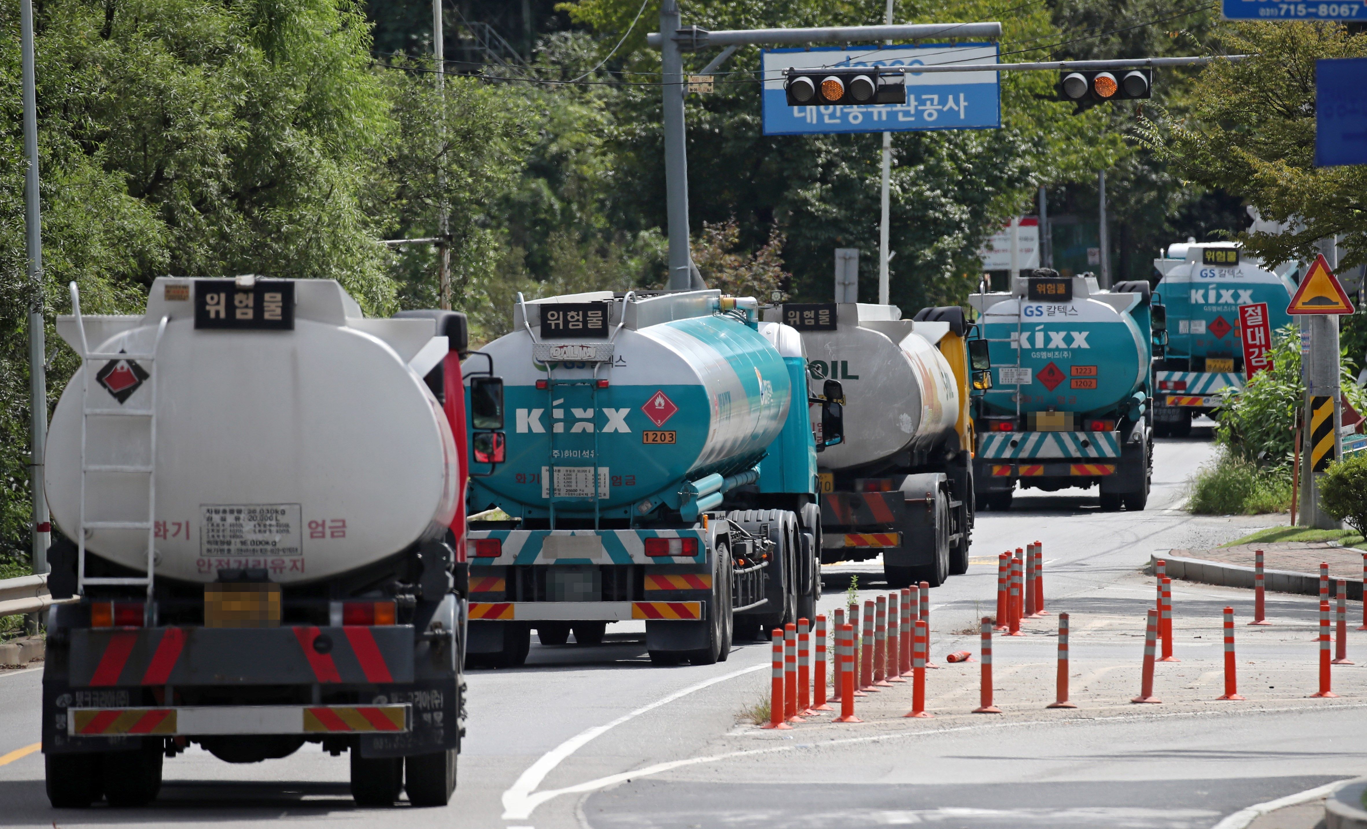 Vehículos cisterna se preparan con combustible  en Corea del Sur. (Video AFP)