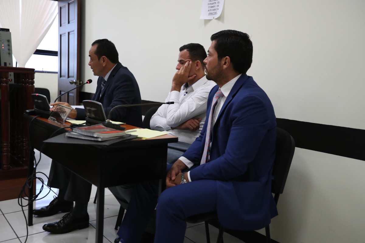 Marco Pappa escuchó la resolución del juez junto a sus abogados defensores. (Foto Prensa Libre: María Longo)
