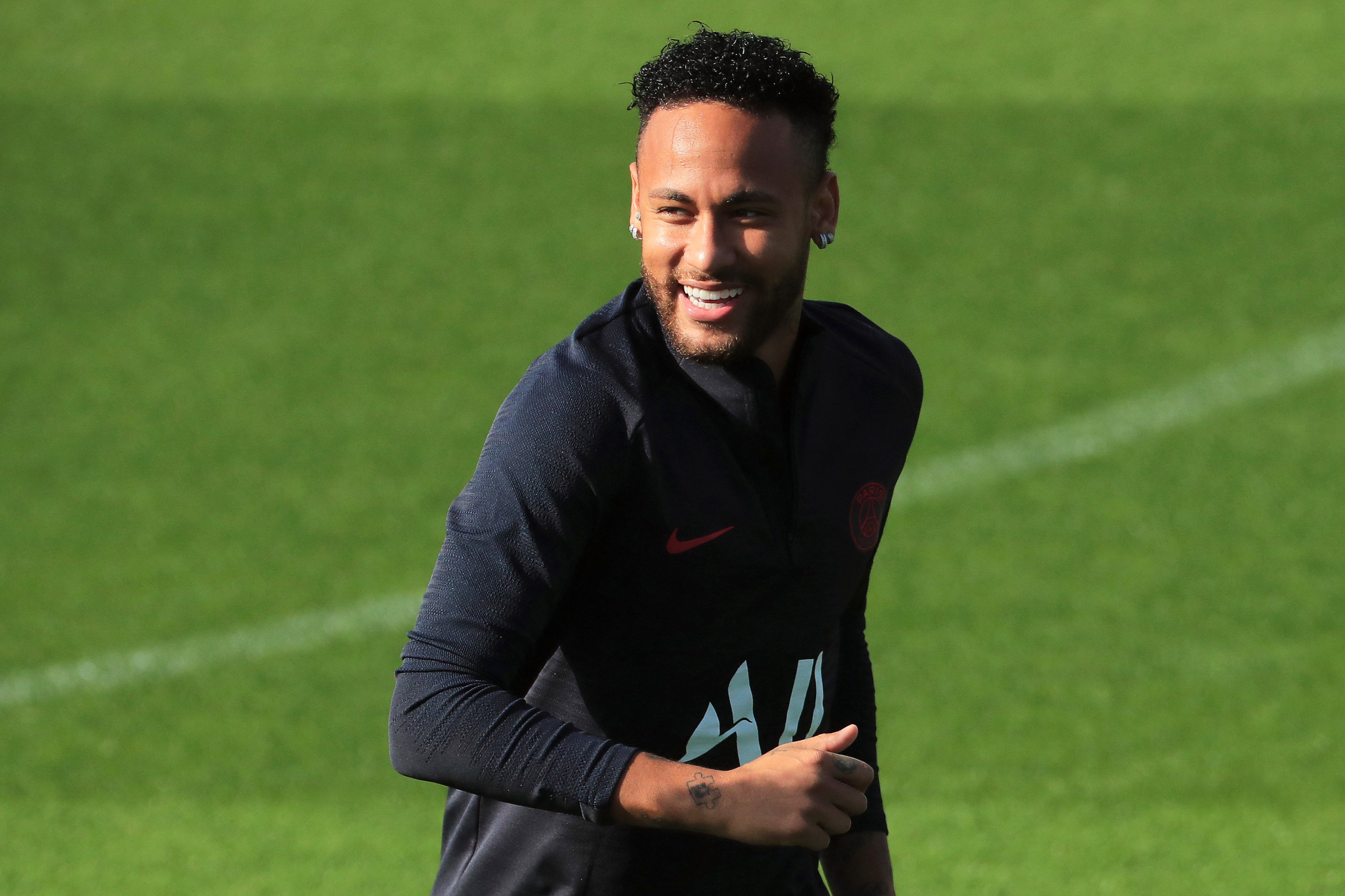 Neymar entrena en un campo a las afueras de París. (Foto Prensa Libre: EFE)