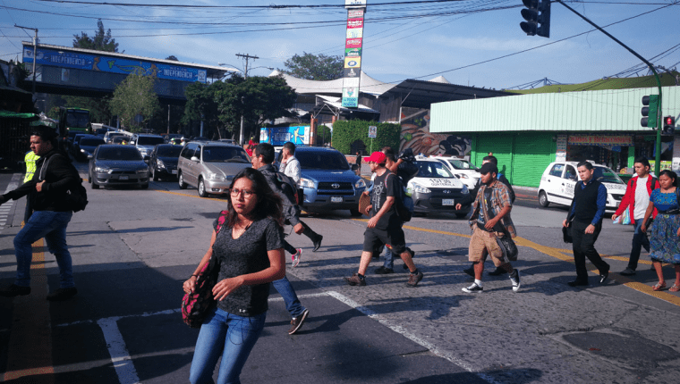 Personas caminan en la 5a. avenida y 18 calle de la zona 1, una de las que más robos a peatones registra. (Foto Prensa Libre: Hemeroteca PL)