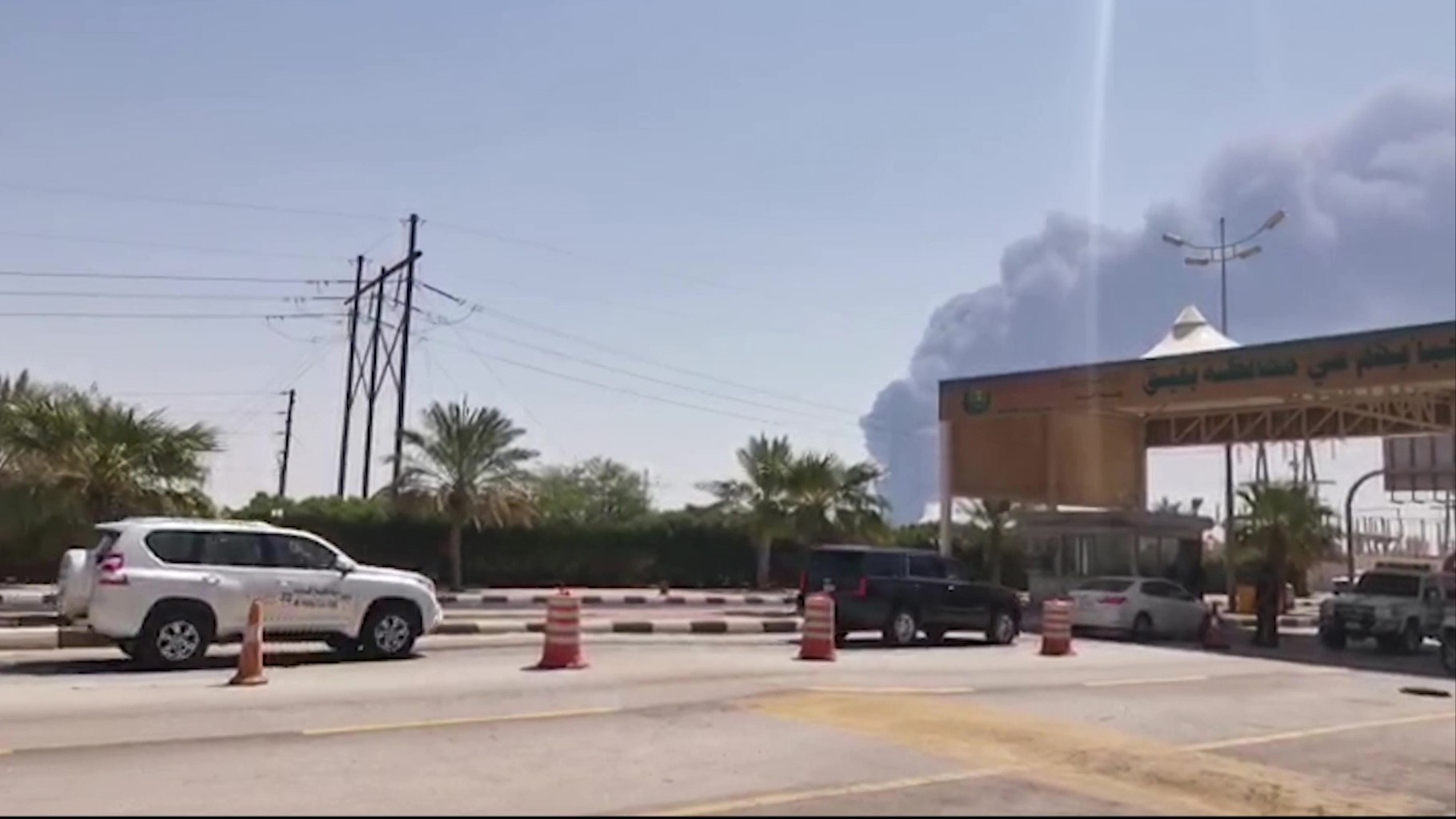 La imagen muestra el humo que se eleva desde una instalación petrolera de Aramco en Abqaiq, a unos 60 km (37 millas) al suroeste de Dhahran, en la provincia oriental de Arabia Saudita luego de los ataques con aviones no tripulados o drones.  (Foto, Prensa Libre: AFP).
