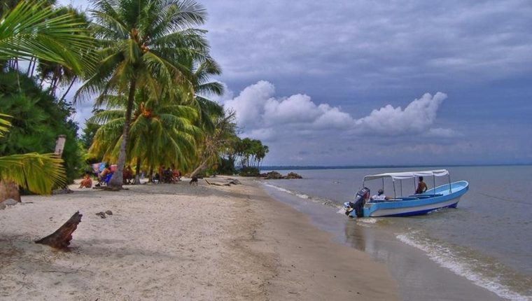 Izabal cuenta con varias playas que son atractivos turísticos, varias de ellas en Lívingston.  (Foto, Prensa Libre: Hemeroteca PL).