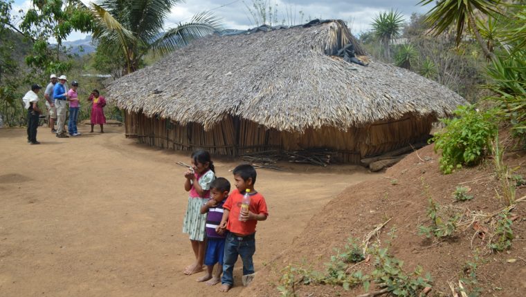 Familias de agricultores sobrevivieron por su cuenta y con ayuda de organizaciones internacionales al periodo de hambre estacional. (Foto Prensa Libre: Hemeroteca PL)