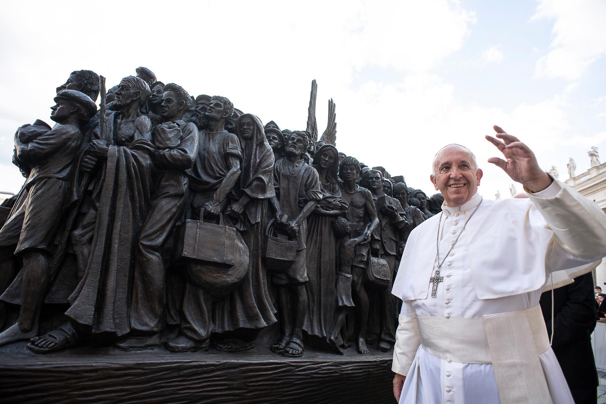 El papa Francisco desveló un monumento a los migrantes en el Vaticano. (Foto Prensa Libre: EFE)