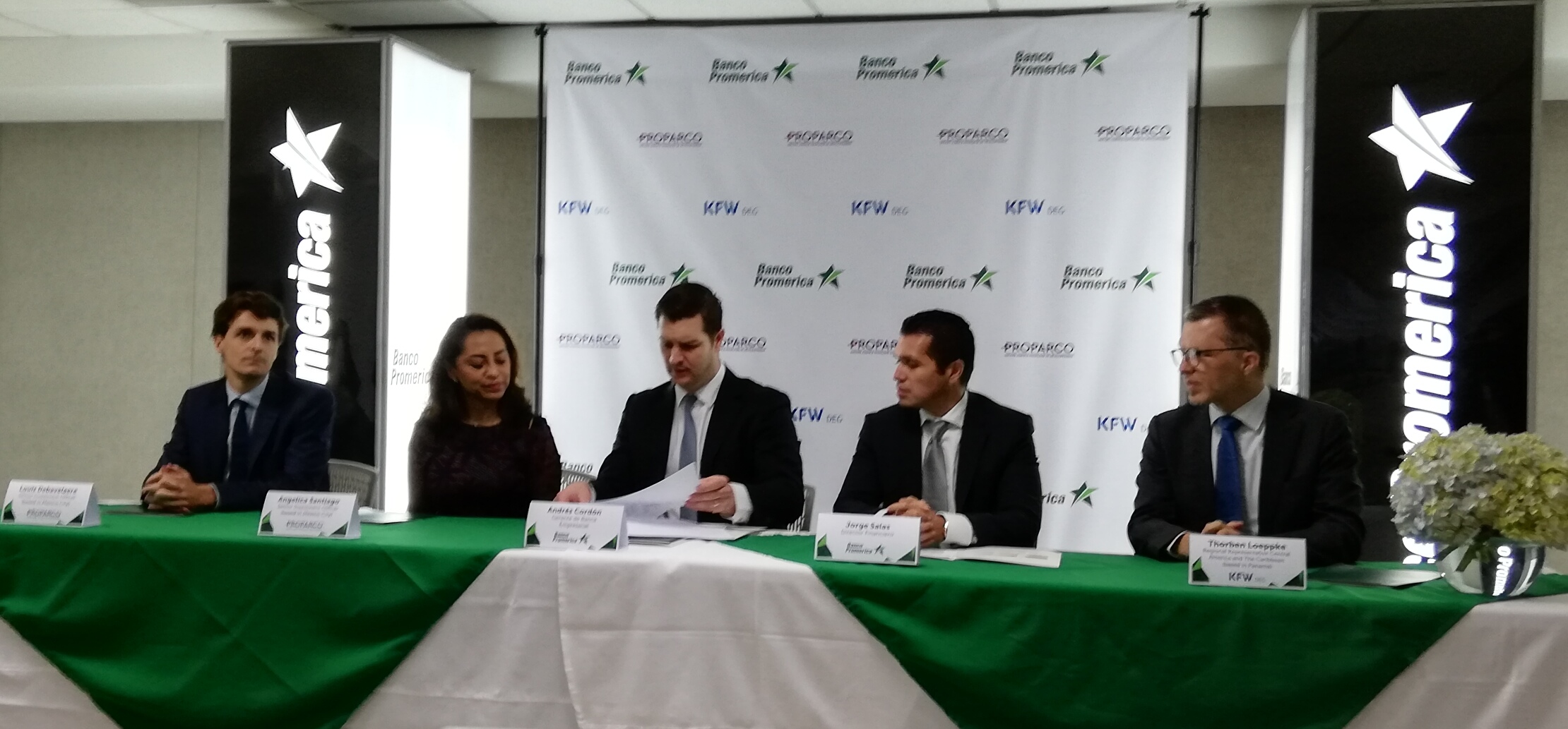 Louis Debavelare y Angelina Santiago, ambos funcionarios de Proparco; Andrés Cordón, gerente de banca empresarial, y Jorge Salas, director financiero, ambos de Banco Promerica, así como Thorben Loeppke, representante de KfW-DEG, suscriben en la sede central de Promerica en la capital guatemalteca, el contrato de una línea de crédito por US$60 millones. (Foto Prensa Libre: Urías Gamarro)