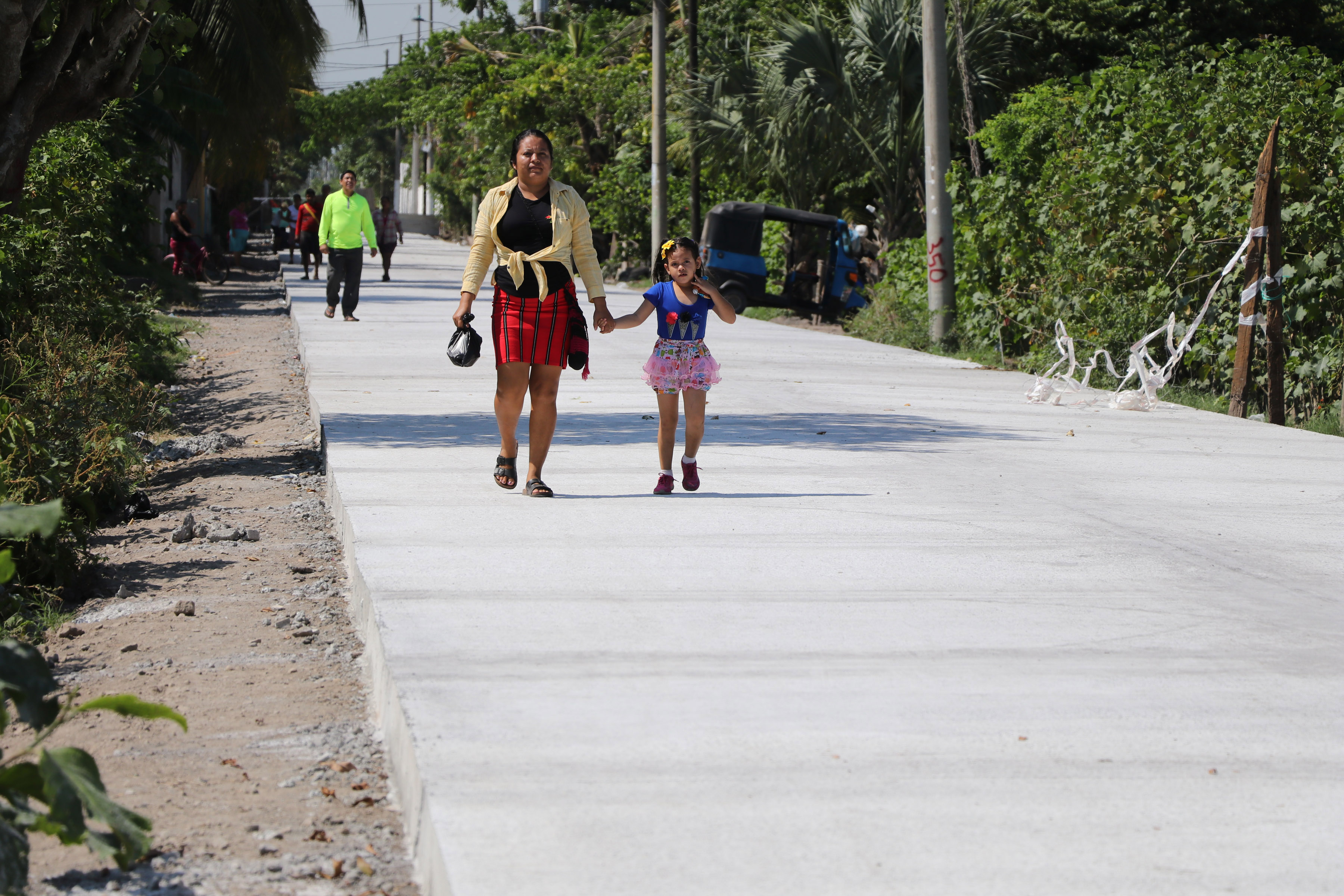 La calle es de concreto y tiene un grosor de 20 centímetros para que soporte el paso de vehículos pesados. (Foto Prensa Libre: Carlos Paredes)