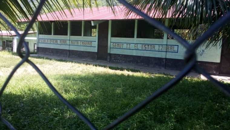 Escuela de Semuy 2, la comunidad de El Estor, Izabal, donde tres soldados fueron ejecutados. (Foto Prensa Libre: Dony Stewart)