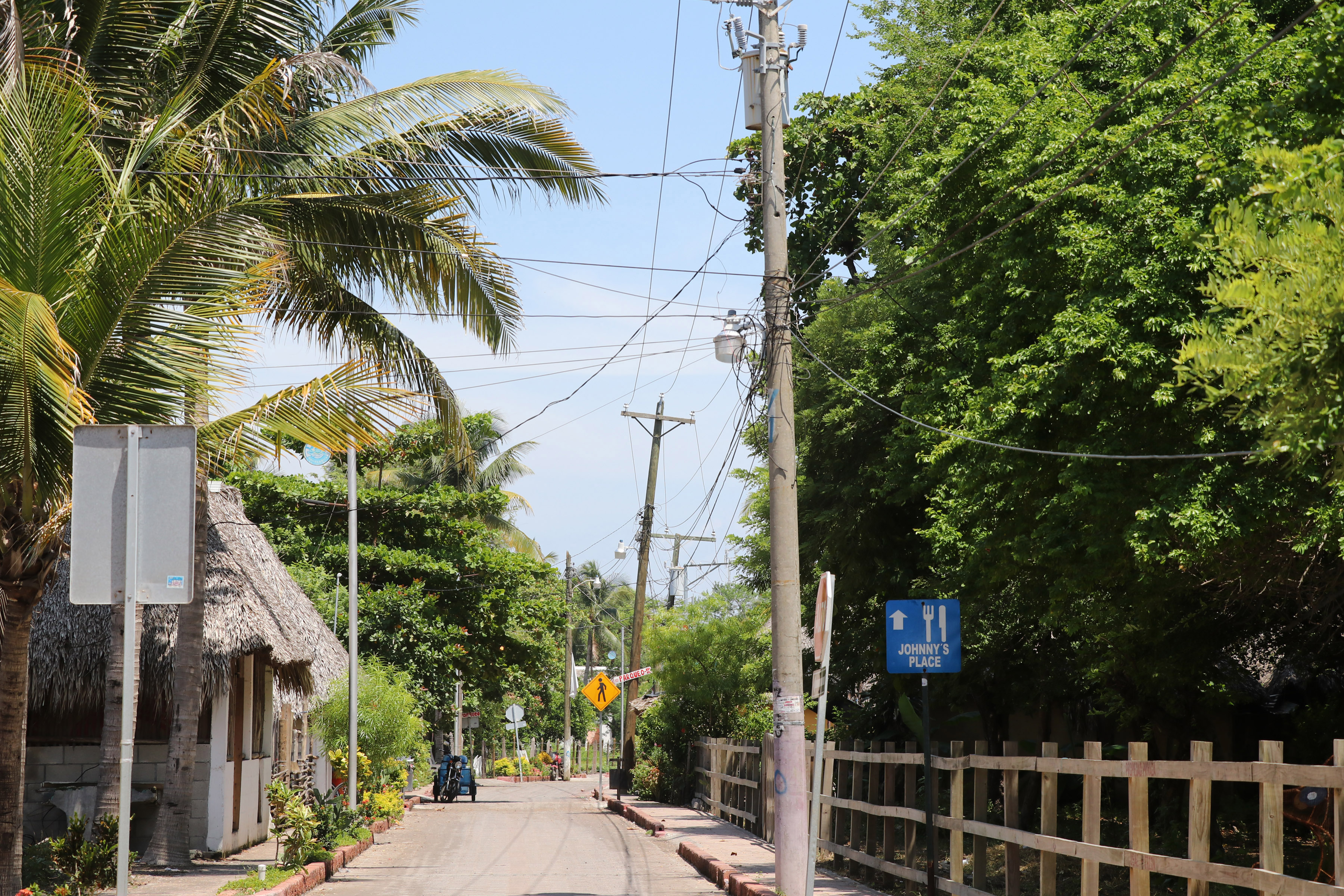 Pobladores de Taxisco aseguran que el sector económico es afectado por el mal servicio que prestan al turista debido a los cortes de electricidad. (Foto Prensa Libre: Carlos Paredes)