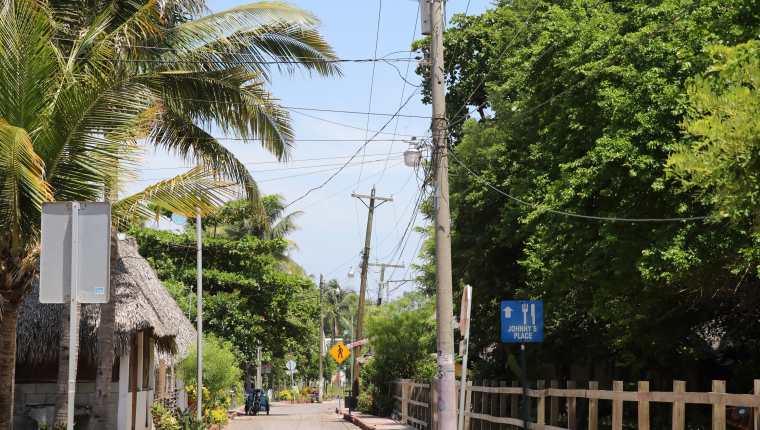 Pobladores de Taxisco aseguran que el sector económico es afectado por el mal servicio que prestan al turista debido a los cortes de electricidad. (Foto Prensa Libre: Carlos Paredes)