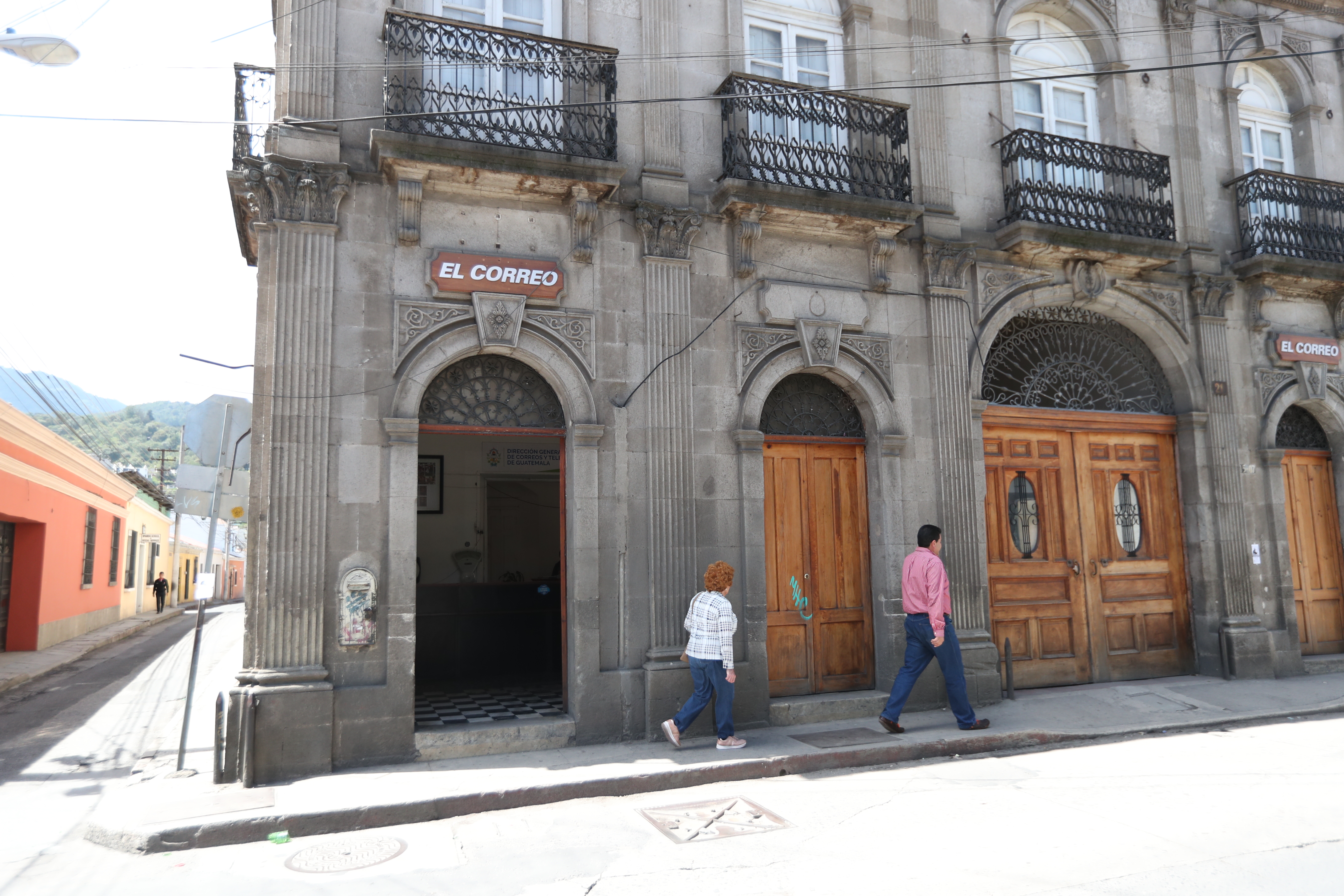 El antiguo edificio de correos y telégrafos de Quetzaltenango está abierto para entregar correspondencia y encomiendas así como para recibir a clientes nuevos. (Fotos Prensa Libre: María Longo) 