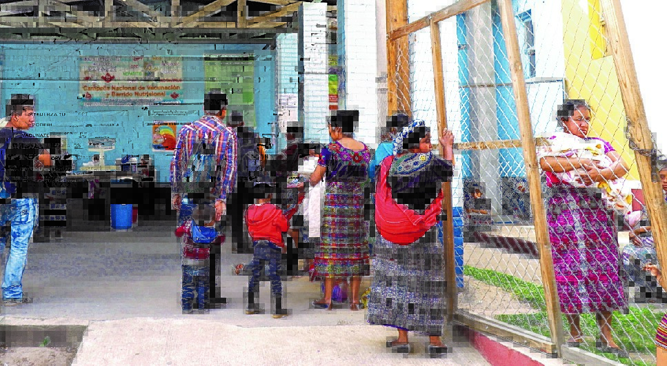 Hay una brecha en los servicios que dan cobertura del primer nivel de atención en Salud. La población está desatendida por el Estado. (Foto Prensa Libre: Hemeroteca)