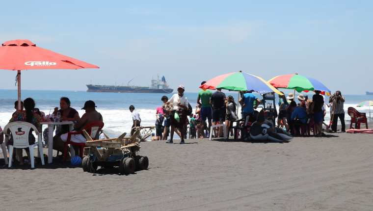 Con la llegada de excursiones por el traslado de antorchas la actividad económica en Puerto San José se favorece. (Foto Prensa Libre: Carlos Paredes)