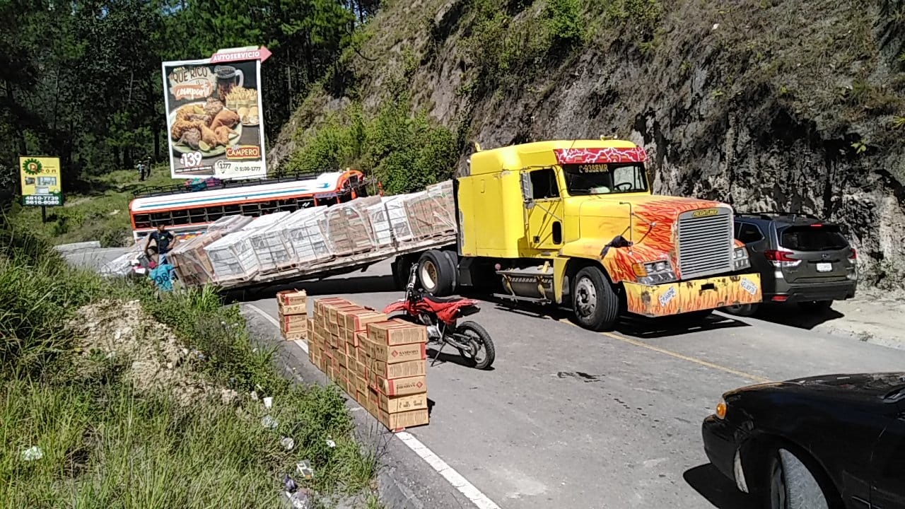 Tráiler bloquea la carretera en el Km. 158 El Canchó, Santa Cruz del Quiché, (Foto Prensa Libre: Héctor Cordero).