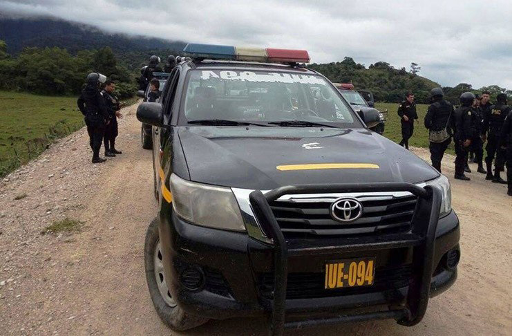 Agentes policiales realizan operativos en la carretera al norte de Huehuetenango, tras la fuga de 18 reos en carceleta de Santa Eulalia. (Foto Prensa Libre: PNC)