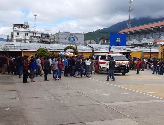 Ocho empleados de una agencia de Cooperativa Estrella del Norte se intoxicaron con monóxido de carbono. (Foto Prensa Libre: Héctor Cordero) 
