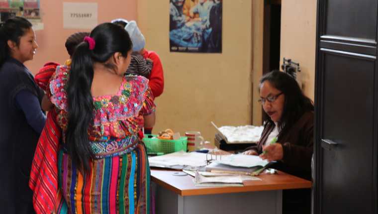 Madres que llevaron a sus hijos a vacunar a los centros de salud en Quiché denunciaron que faltan medicamentos. (Foto Prensa Libre:  Héctor Cordero) 