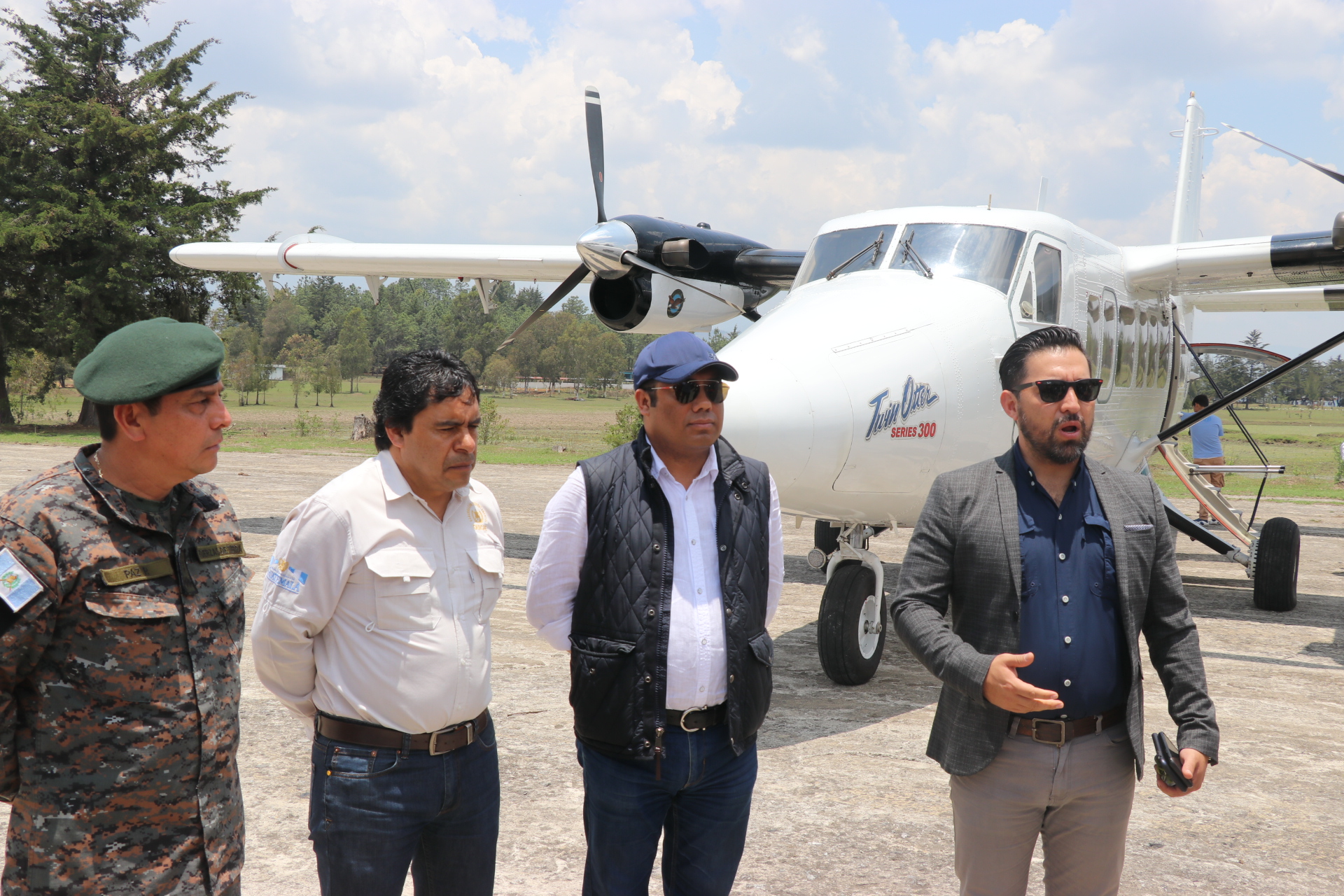 Francis Argueta, director de Aeronáutica Civil,  en compañía del diputado Fernando García, visitaron Quiché y anunciaron la construcción del aerodromo. (Foto Prensa Libre:  H. Cordero) 