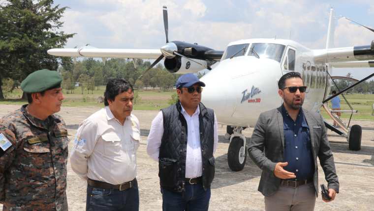 Francis Argueta, director de Aeronáutica Civil,  en compañía del diputado Fernando García, visitaron Quiché y anunciaron la construcción del aerodromo. (Foto Prensa Libre:  H. Cordero) 
