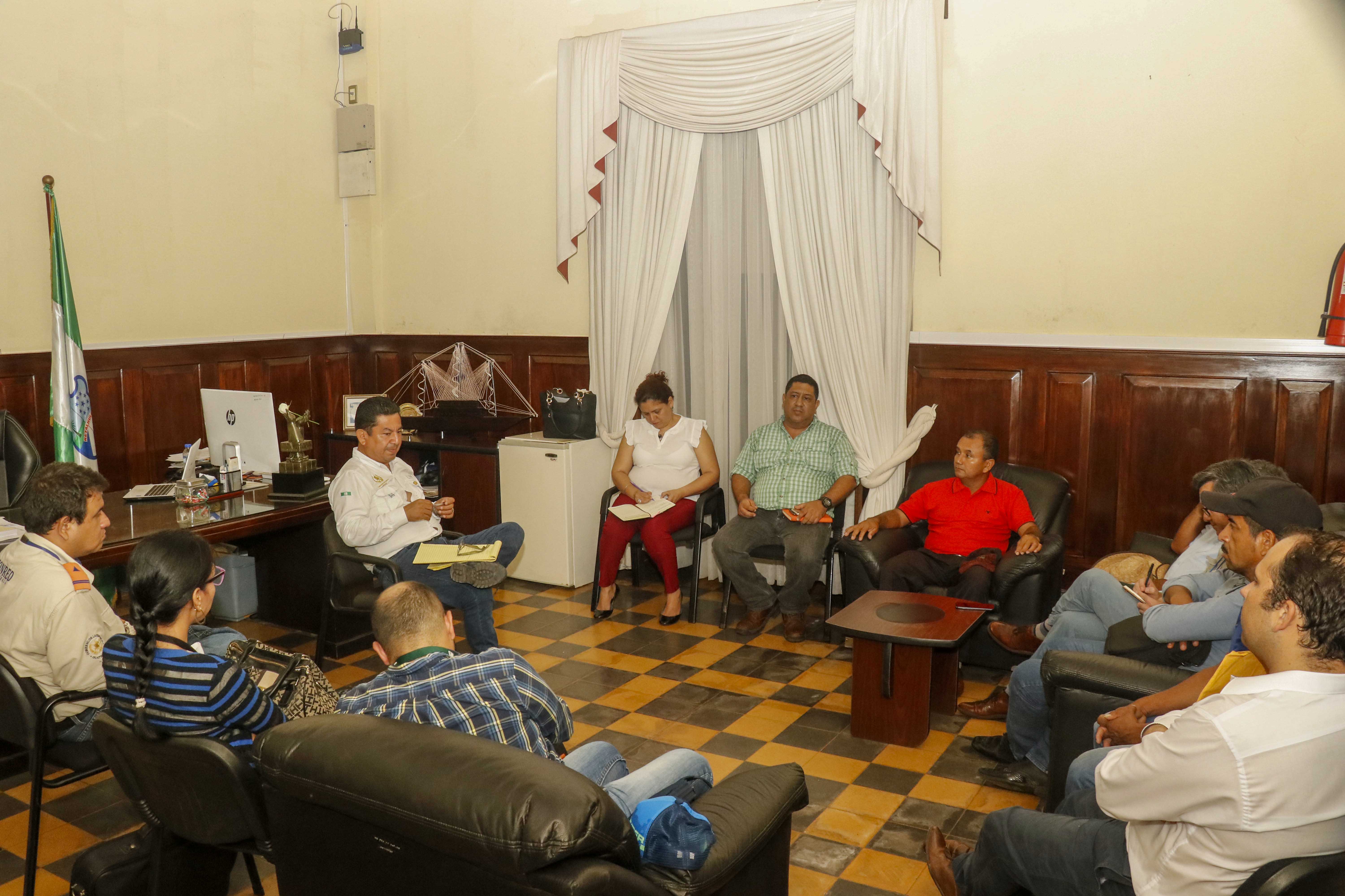 Líderes comunitarios de la aldea Tres Cruces, Retalhuleu, se reunieron  con el gobernador para exigir limpiar el río Ocosito. (Foto Prensa Libre: Rolando Miranda) 
