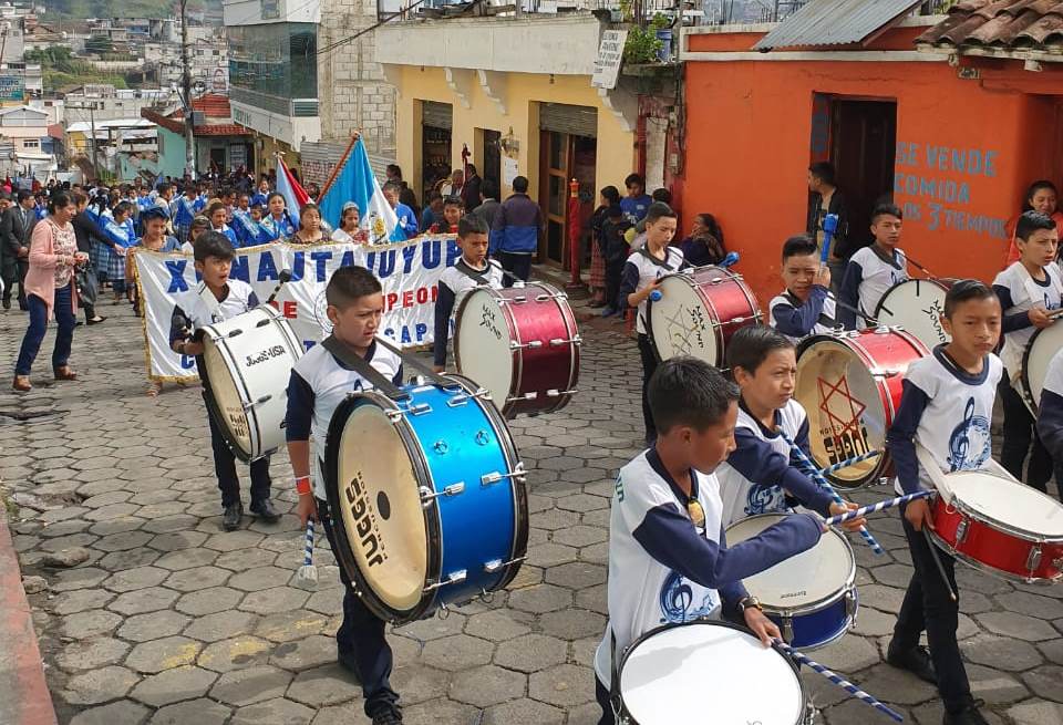 Bandas musicales de los diferentes centros educativos amenizaron el recorrido. (Foto Prensa Libre: Cortesía RBCNoticias) 