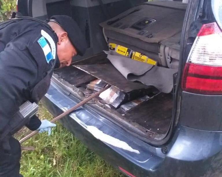 La Policía Nacional Civil localizó 158 paquetes de cocaína ocultos dentro de un vehículo en Retalhuleu. (Foto Prensa Libre:_ Cortesía)