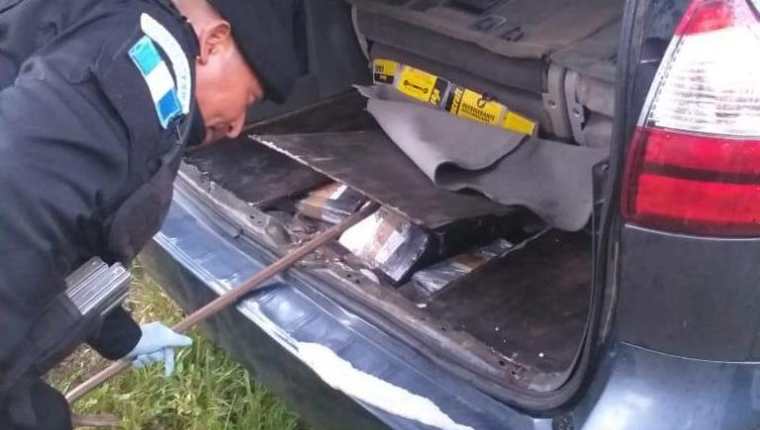 La Policía Nacional Civil localizó 158 paquetes de cocaína ocultos dentro de un vehículo en Retalhuleu. (Foto Prensa Libre:_ Cortesía)