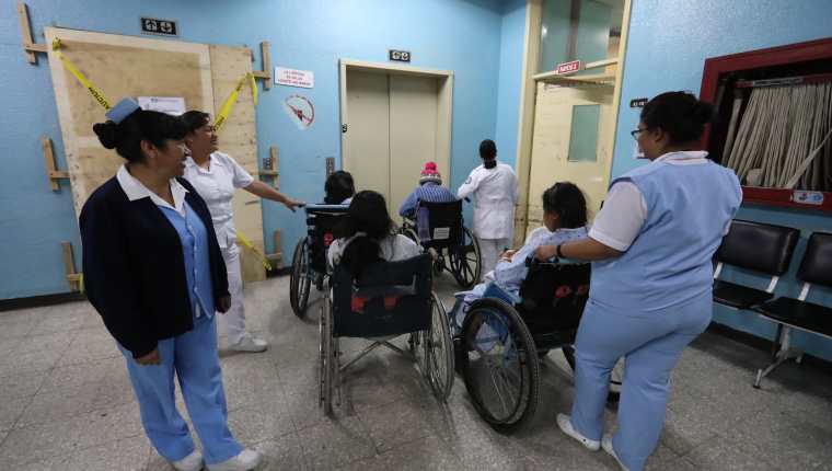 Los ascensores en el Hospital Regional de Occidente sirven para el traslado de enfermos. (Foto Prensa Libre: Mynor Toc) 