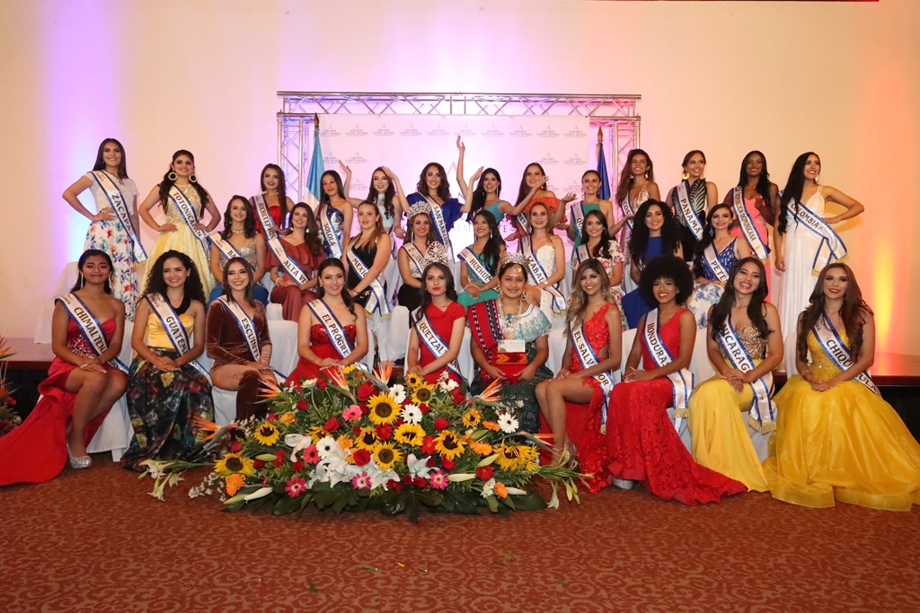 Las reinas nacionales e internacionales junto a Señorita Quetzaltenango y Flor de Pueblo Maya posan para la prensa. (Foto Prensa LIbre: Mynor Toc) 