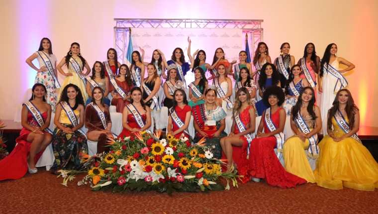 Las reinas nacionales e internacionales junto a Señorita Quetzaltenango y Flor de Pueblo Maya posan para la prensa. (Foto Prensa LIbre: Mynor Toc) 