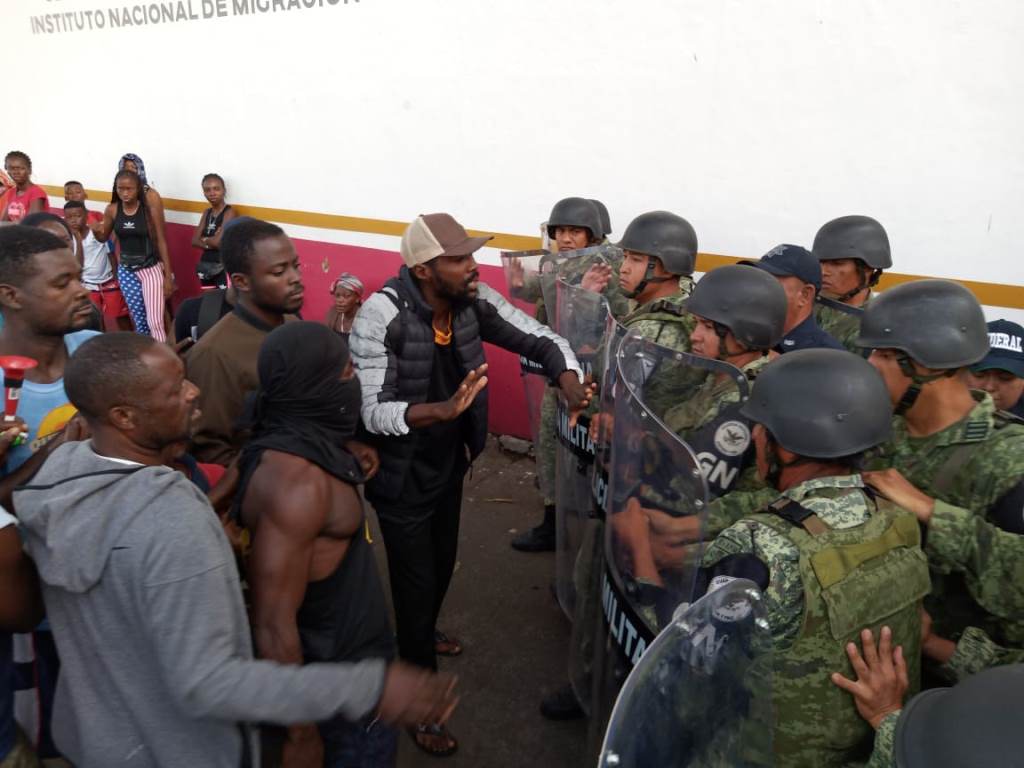 La Guardia Nacional llegó a uno de los albergues en Tapachula para calmar los ánimos de los inmigrantes africanos. (Foto Prensa Libre: Cortesía) 